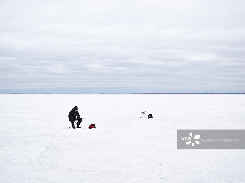 使用探鱼器冰钓的12岁男孩图片素材