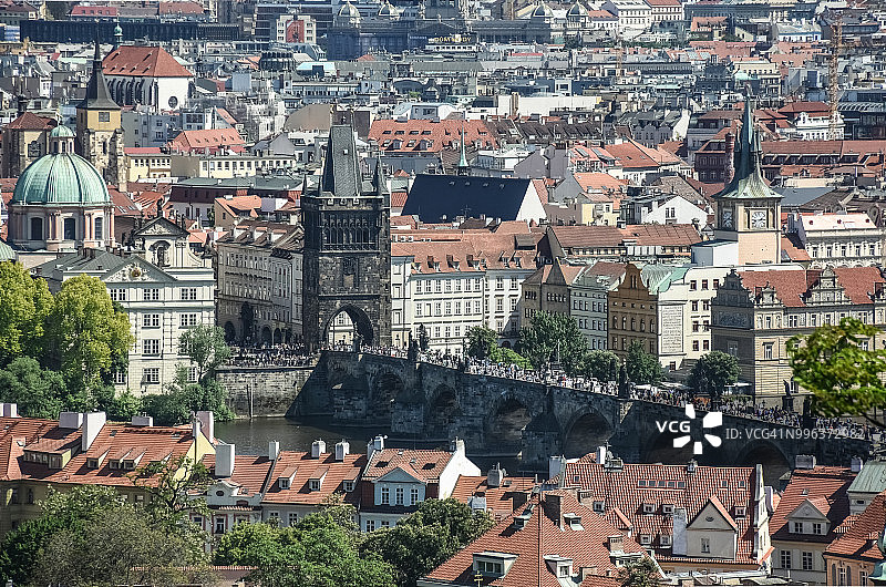 布拉格查理大桥不可持续的城市旅游入侵，捷克共和国，联合国教科文组织遗产图片素材