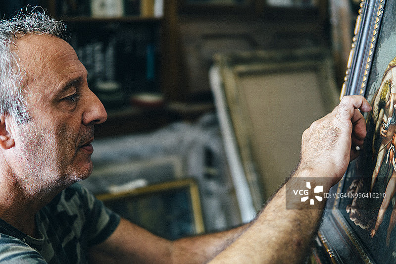 修复旧画作的艺术家图片素材