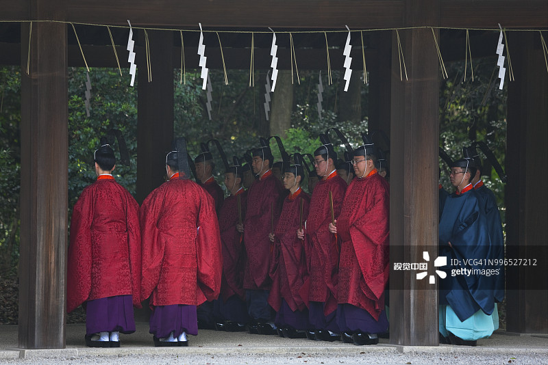 日本东京明治神宫神职人员的净化仪式图片素材