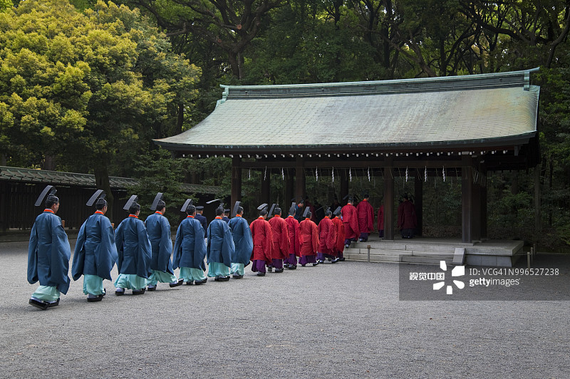 日本东京明治神宫的神主祭司队伍图片素材
