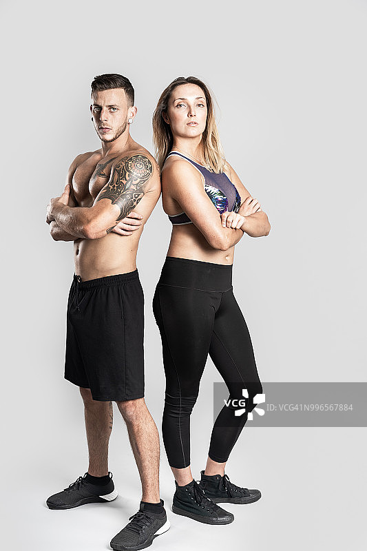 在影棚摆姿势的运动员情侣图片素材