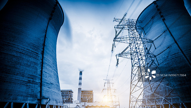 多云天空下的发电站图片素材