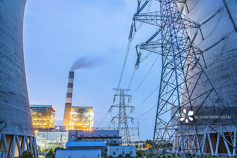黄昏时的电塔和烟囱图片素材
