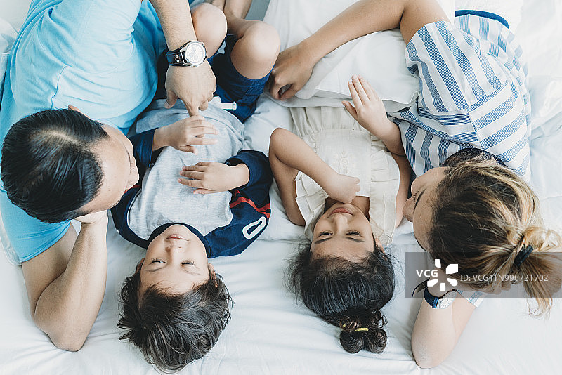 幸福的一家在床上图片素材