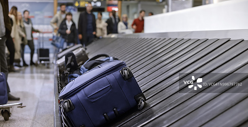 商务人士站在行李认领处图片素材