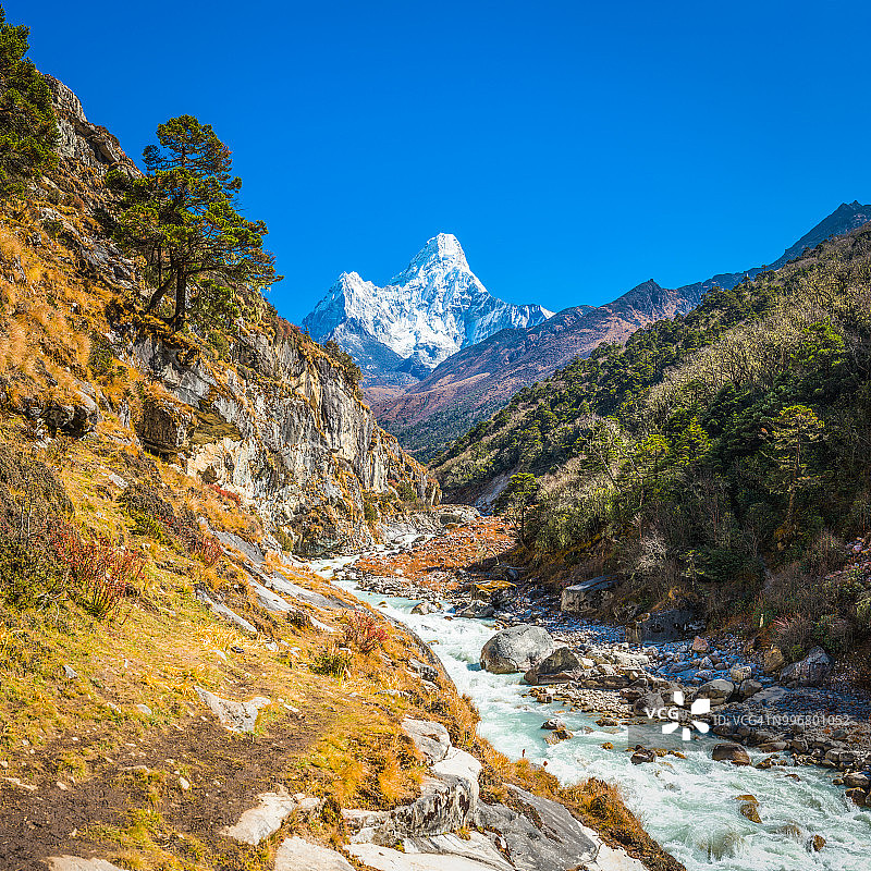 Ama Dablam是6812米高的喜马拉雅山峰，俯瞰尼泊尔的Dudh Kosi图片素材