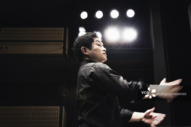 在音乐厅指挥乐队的男人图片素材