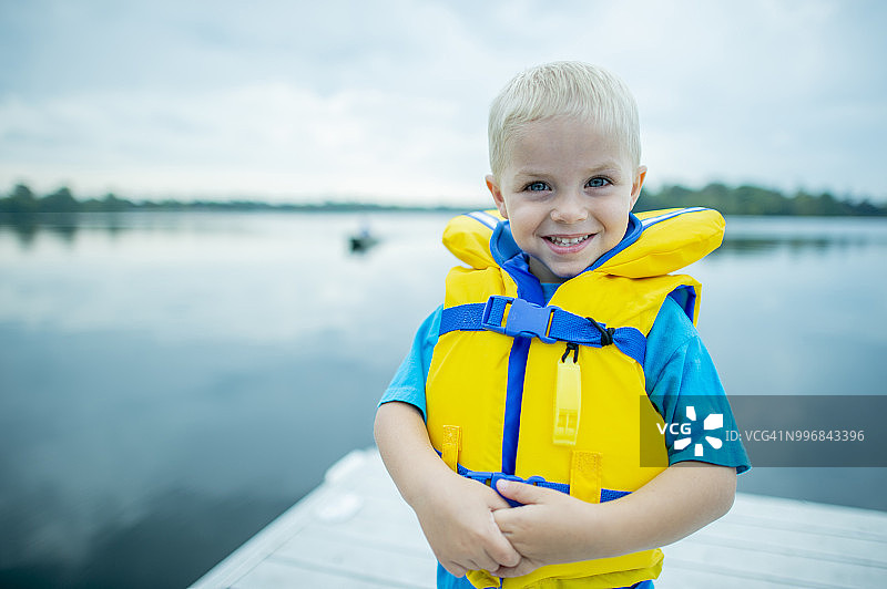 在湖边的快乐男孩图片素材