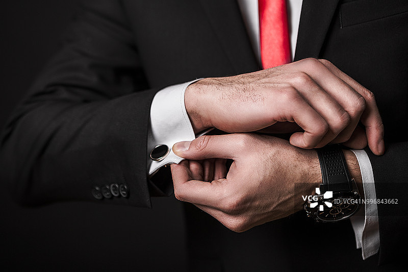 商人整理袖扣图片素材