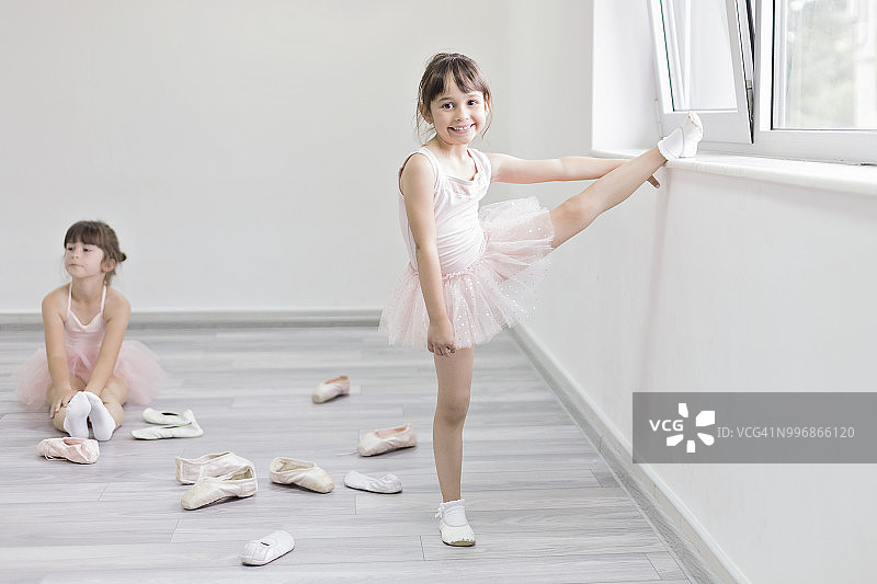 芭蕾舞课上的儿童芭蕾舞演员图片素材