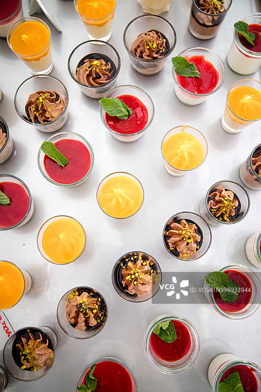 精美摆放的圣代冰淇淋图片素材