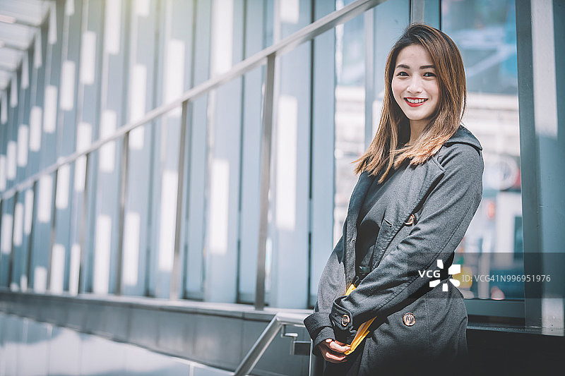 户外看向镜头的中国亚洲女商人图片素材