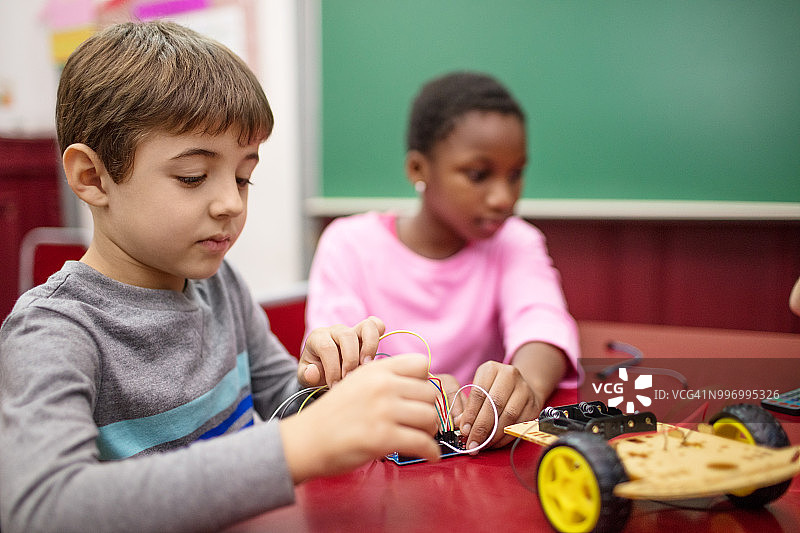 男孩和女孩在学校一起做科学项目图片素材
