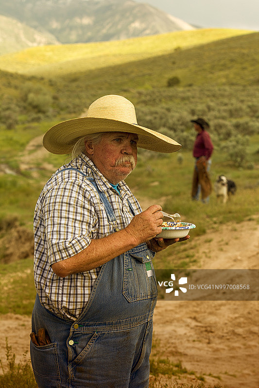 牛仔在盐湖城乡村吃辣椒豆图片素材