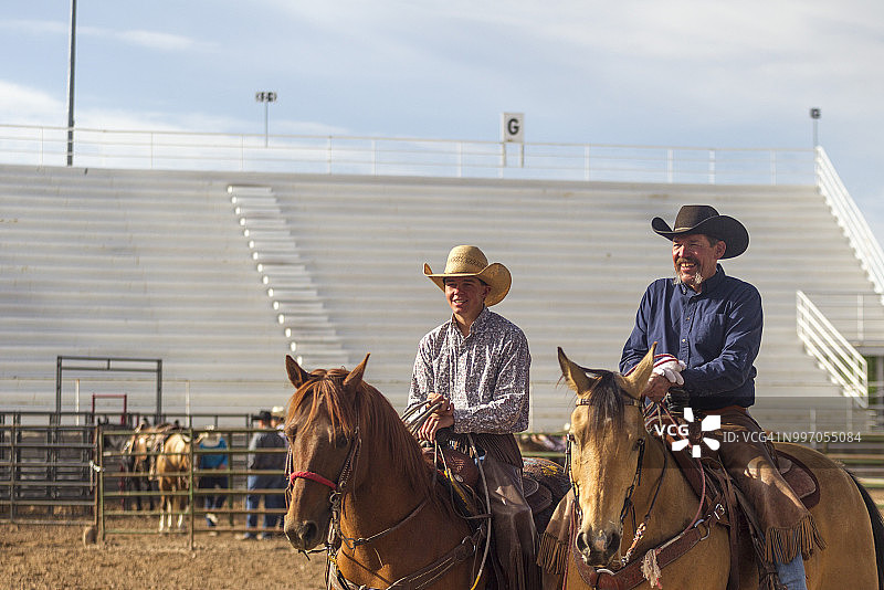 在犹他州盐湖城尼腓竞技场等待的牛仔们图片素材