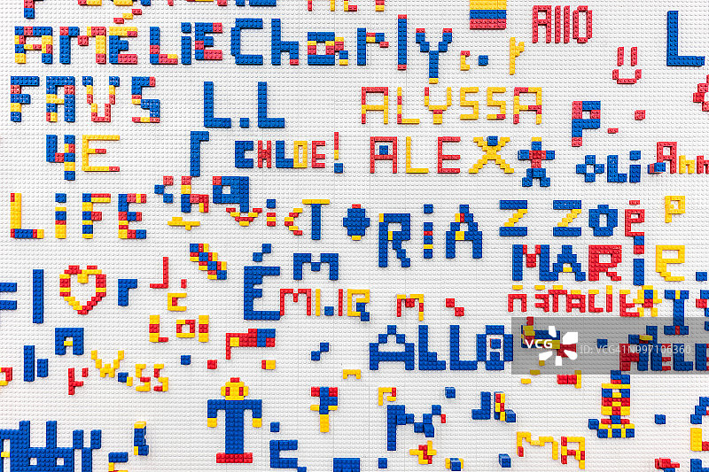 用彩色拼图块制作的自制名字墙特写图片素材
