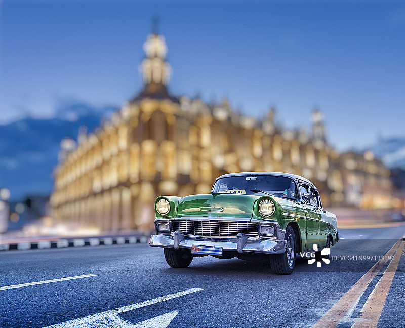 夜晚哈瓦那老城中心的古巴老爷出租车图片素材