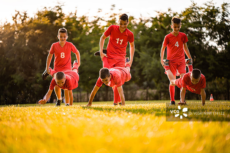在户外一起享受的快乐足球运动员图片素材