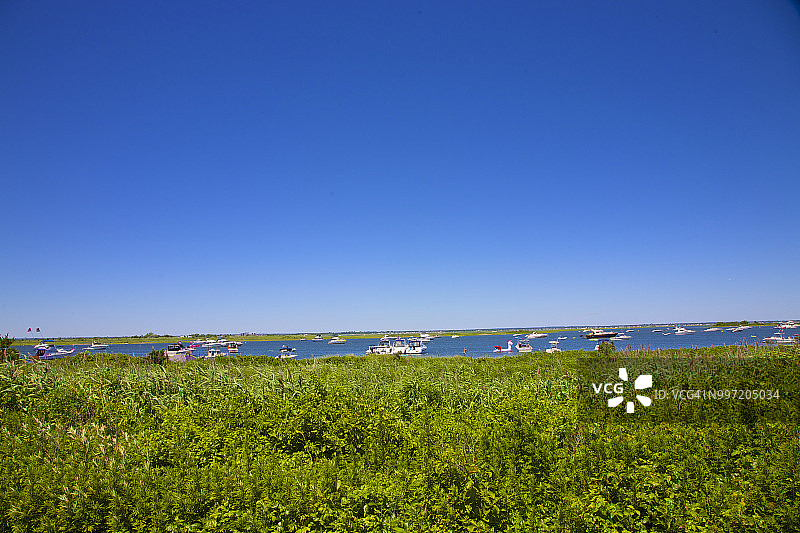停泊在纽约琼斯海滩附近的牙买加湾的船只图片素材