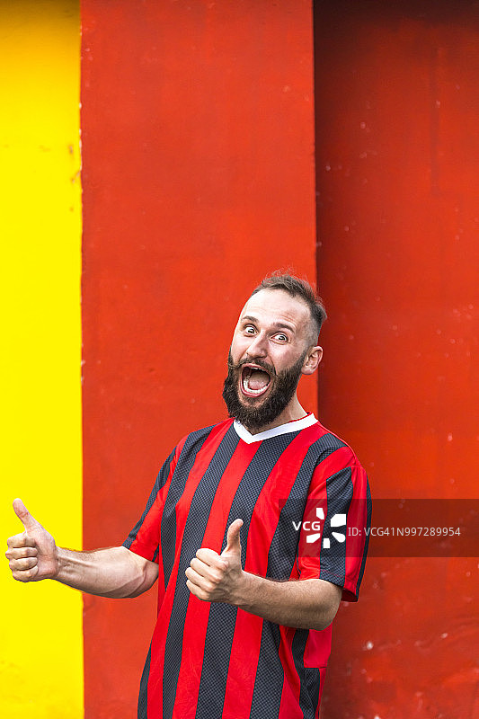 欢呼雀跃的足球迷点赞图片素材