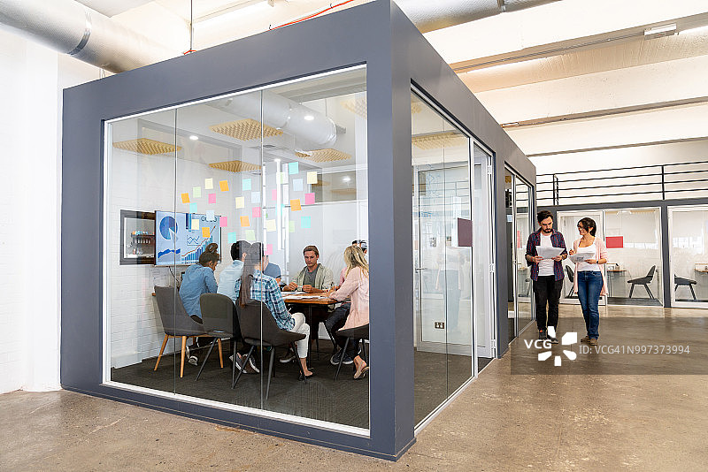 创意办公室里的商务会议图片素材