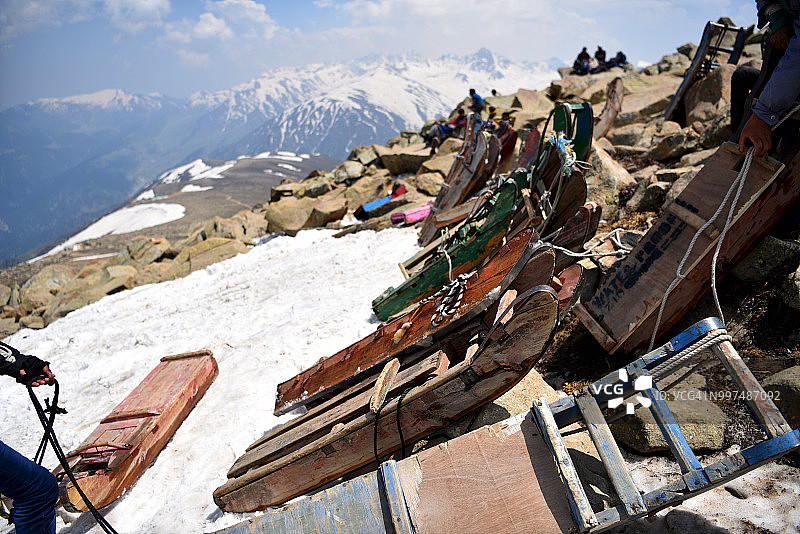 停在克什米尔古尔马格的雪泥车图片素材