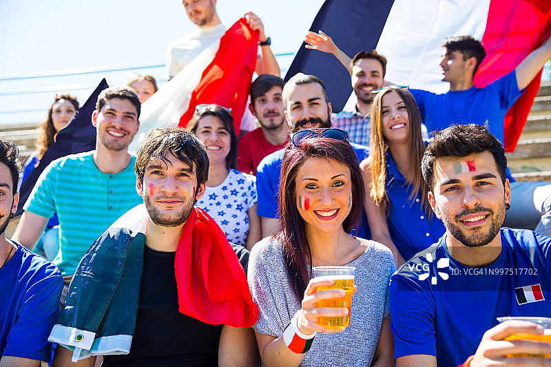 在世界足球联赛中观看和支持球队的法国球迷图片素材
