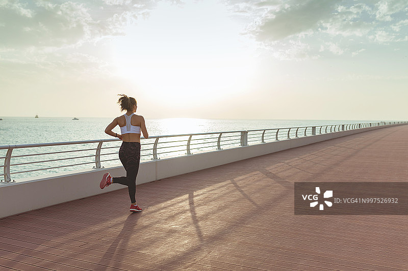 年轻女人慢跑离开图片素材