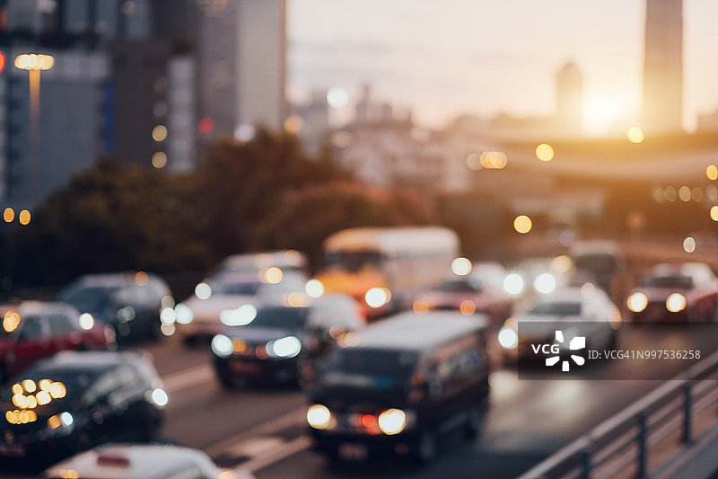 日落时繁忙高速公路上的交通高峰期模糊影像图片素材