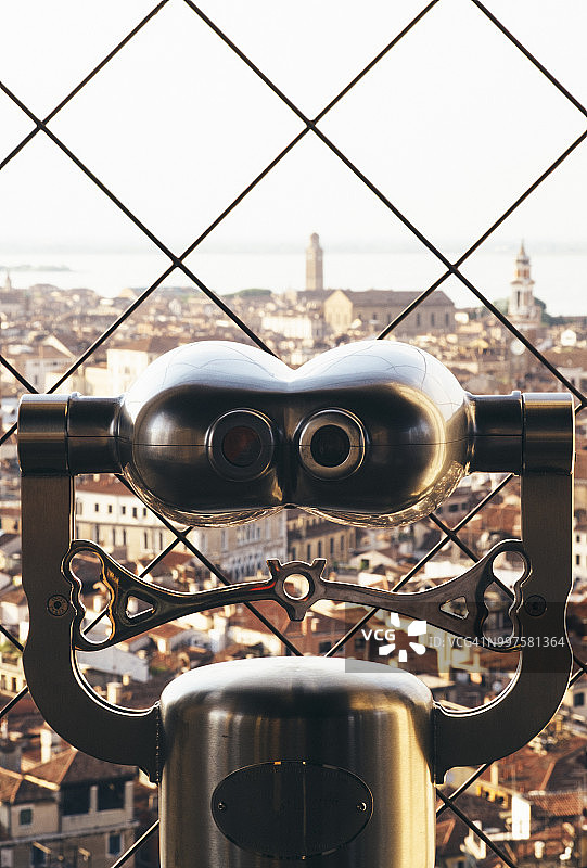 透过双筒望远镜俯瞰威尼斯城市图片素材