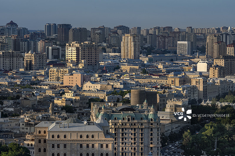 从阿塞拜疆巴库达古斯图公园（高地公园）看到的巴库市景色图片素材