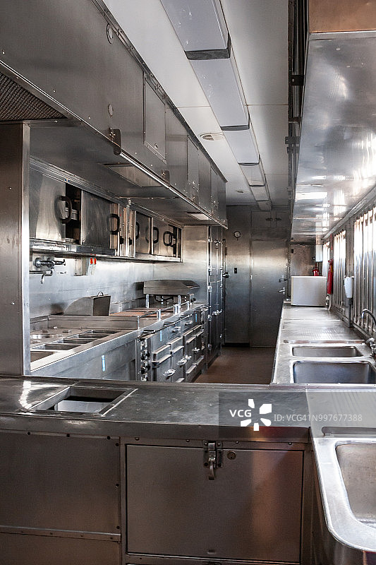 长途列车上的不锈钢厨房图片素材