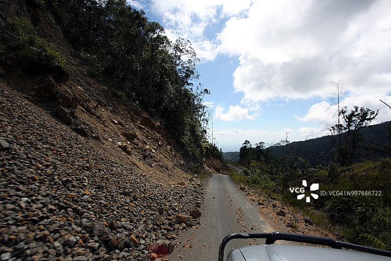 苏门答腊热带雨林公路图片素材