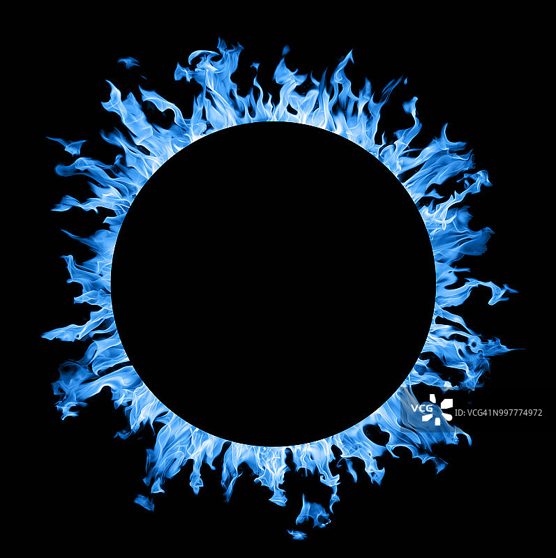 黑色背景上的蓝色火焰圈图片素材