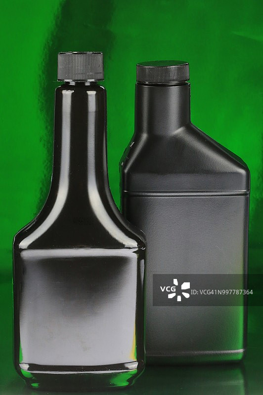 绿色背景上的各种汽车发动机油液图片素材