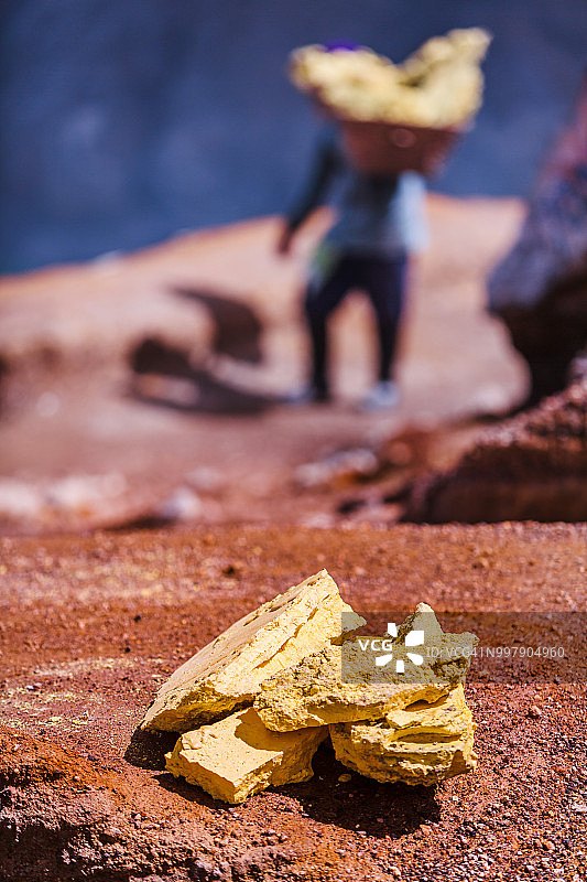 印度尼西亚伊真火山矿工背景下的硫磺矿石特写图片素材