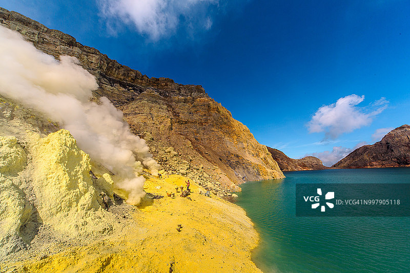 印度尼西亚东爪哇伊真火山硫磺矿的有害气体图片素材
