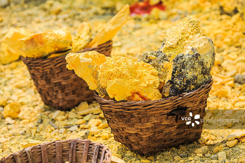 印度尼西亚伊真火山湖的硫磺矿篮子图片素材