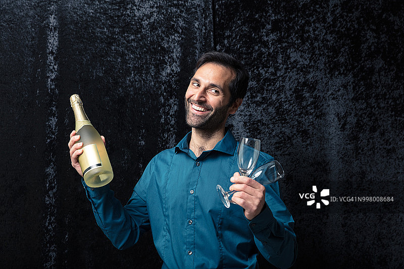 快乐的年轻男人拿着香槟图片素材