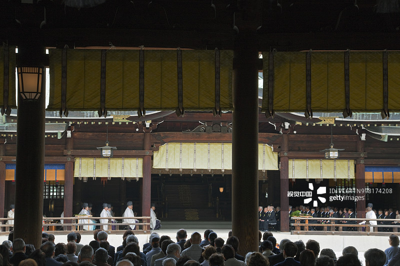日本东京明治神宫神主祭祀仪式图片素材
