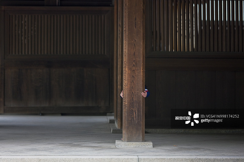 日本东京明治神宫的木质柱子与小游客图片素材