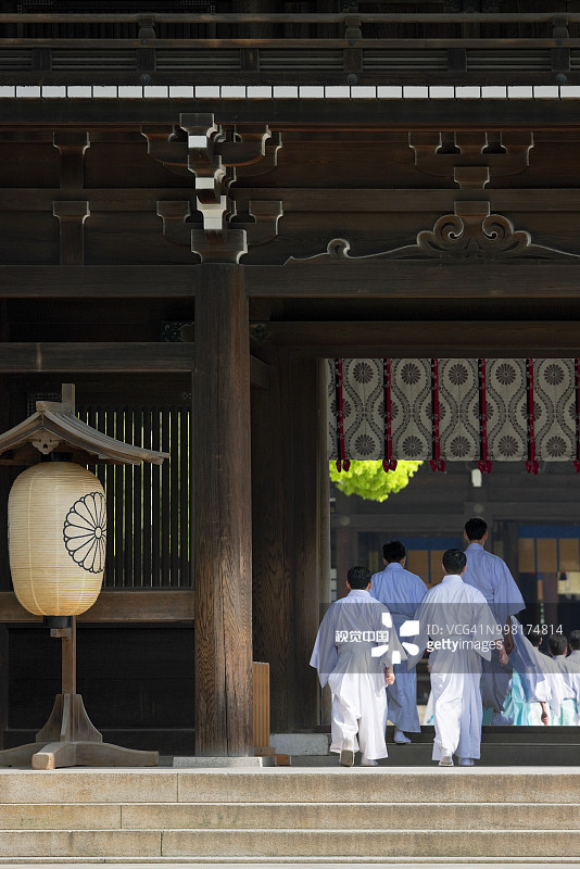 日本东京明治神宫的神职人员和南神门图片素材