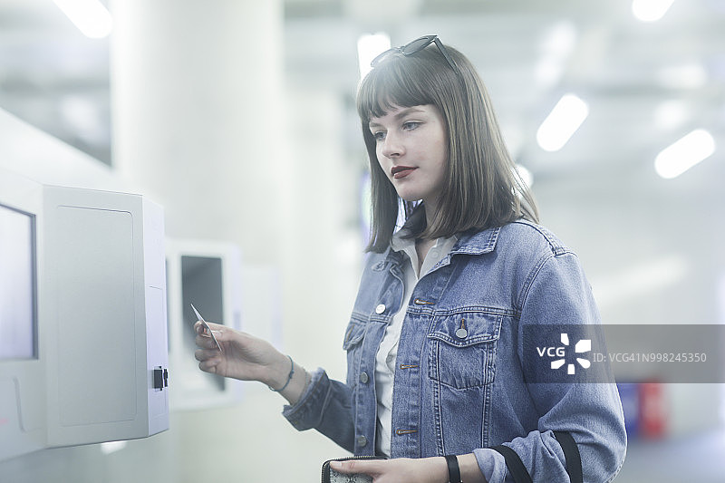 女人在安检机上使用身份证图片素材