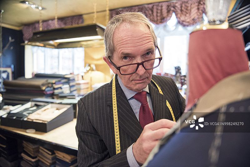 裁缝师在人台上准备定制西装外套， портрет图片素材