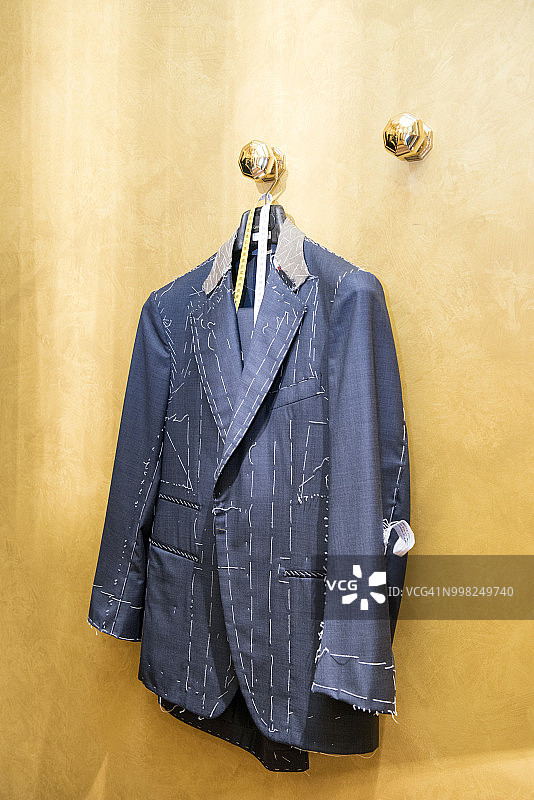 挂在裁缝店里未完成的定制夹克图片素材