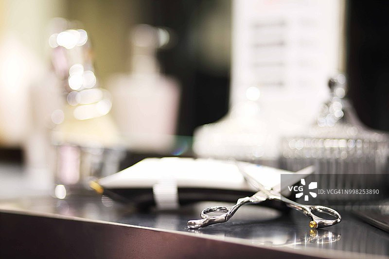 理发店的剃须工具和剪刀图片素材