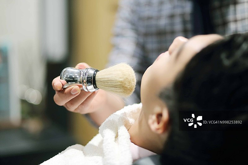 理发师在理发店使用剃须刷图片素材