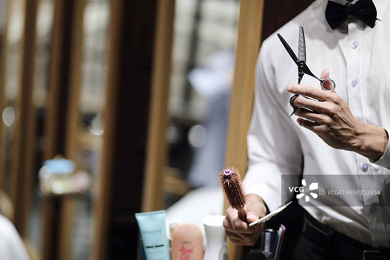 理发师站在理发店内图片素材