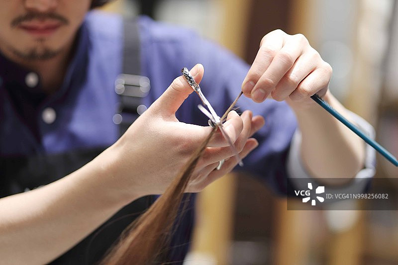 理发师为顾客理发图片素材